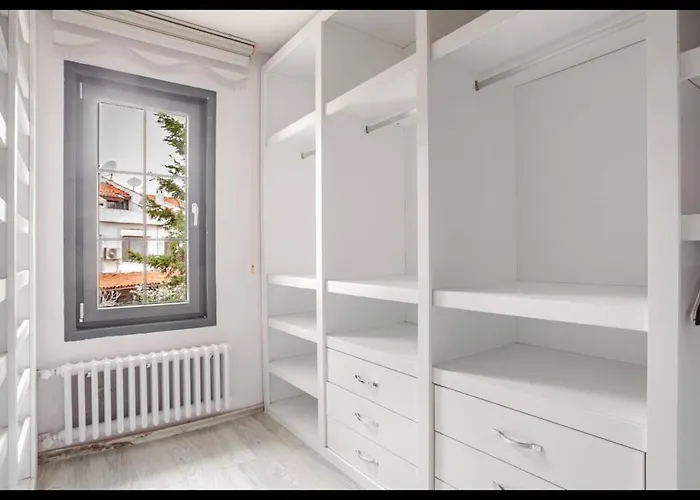 Modern Sea View Escape I Poolside Luxury Istanbul